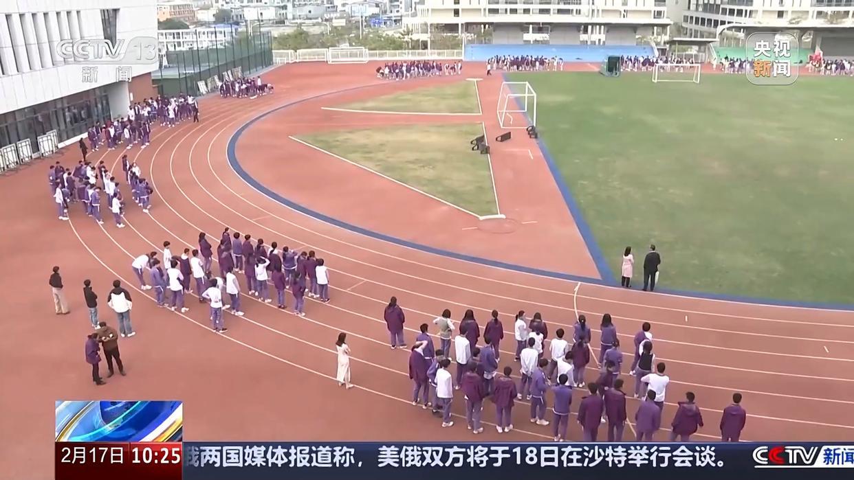 队在中场的