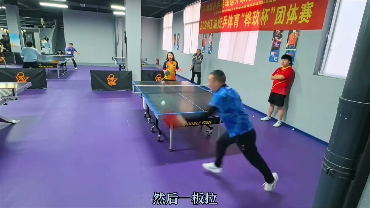 其背后